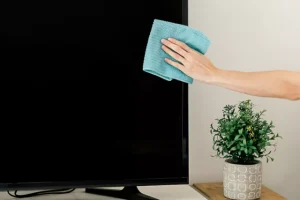 چگونه صفحه تلویزیون خود را بدون آسیب تمیز کنیم؟ راهنمای گام‌به‌گام