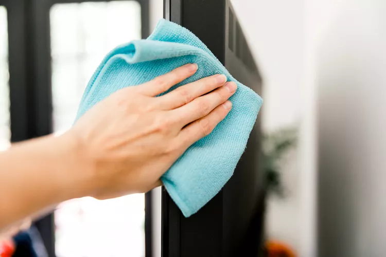 چگونه صفحه تلویزیون خود را بدون آسیب تمیز کنیم؟ راهنمای گام‌به‌گام